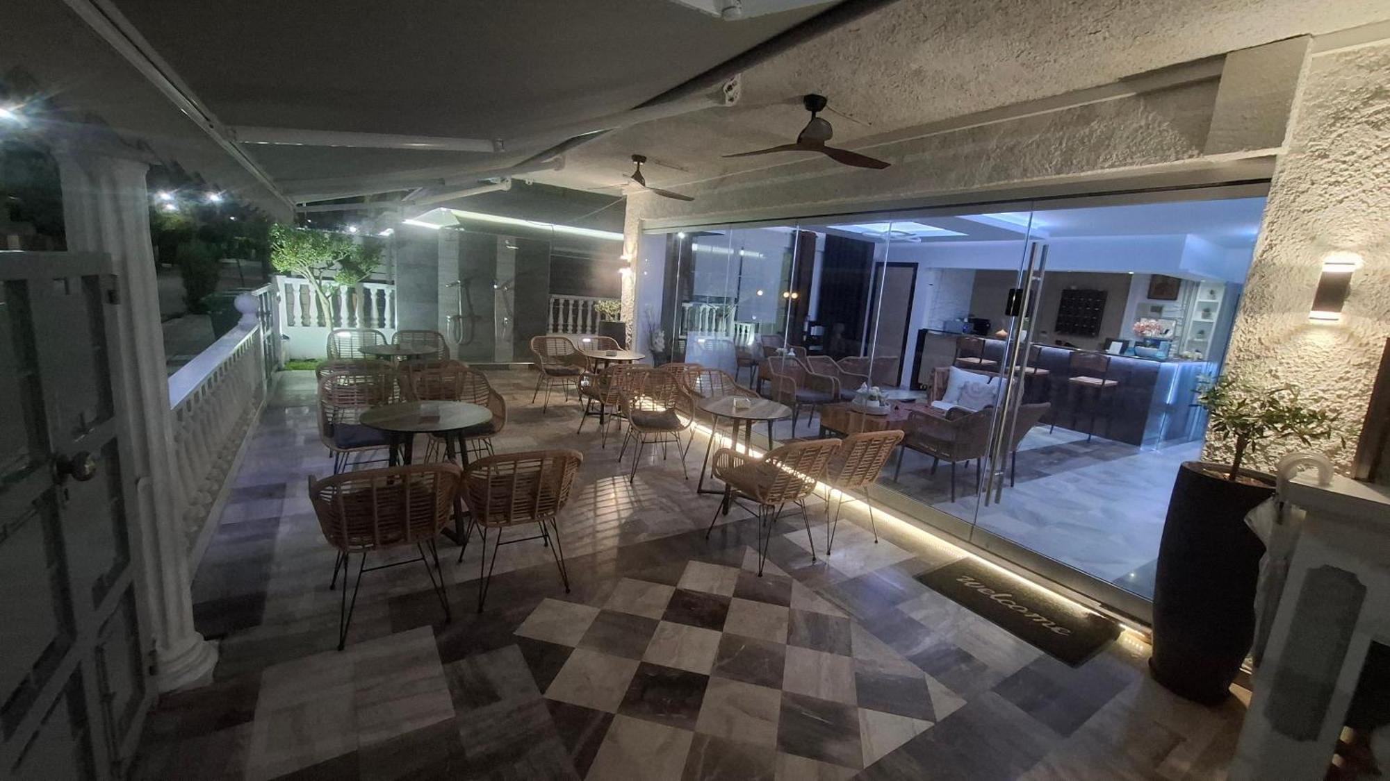 Hotel Kostas Olympiakí Aktí Buitenkant foto