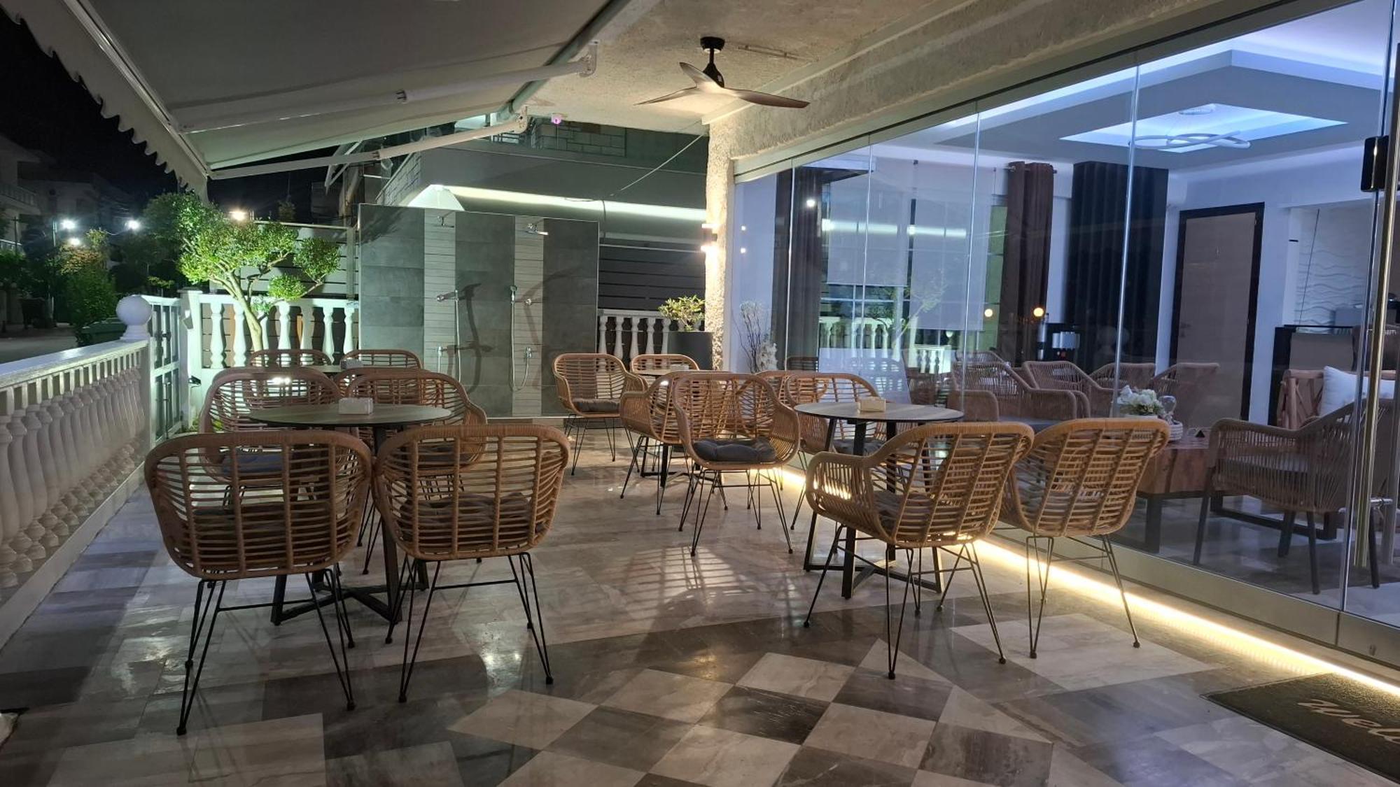 Hotel Kostas Olympiakí Aktí Buitenkant foto